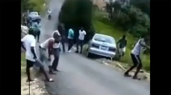 ببینید / تلاش به سبک پت و مت برای بکسل کردن یک ماشین