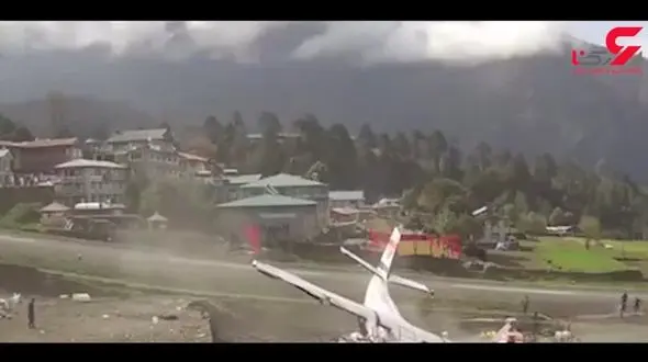 لحظه برخورد  هواپیما با دو هلی کوپتر در فرودگاه + فیلم  / نپال