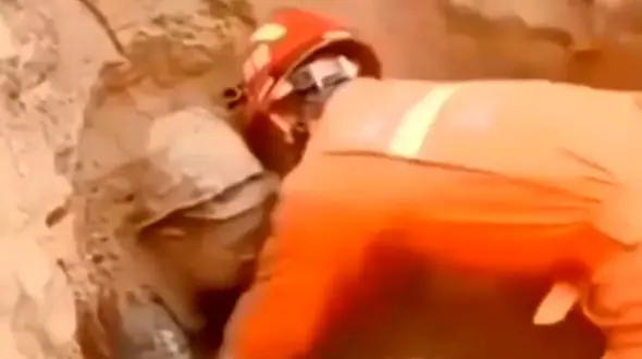 فیلم باورنکردنی از نجات یک مرد زیر خروارها خاک / او زنده به گور شده بود