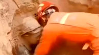 فیلم باورنکردنی از نجات یک مرد زیر خروارها خاک / او زنده به گور شده بود