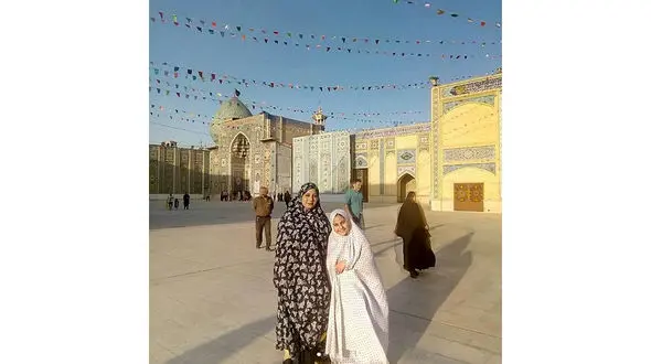  خانم بازیگر و دخترش چادری شدند +عکس ها