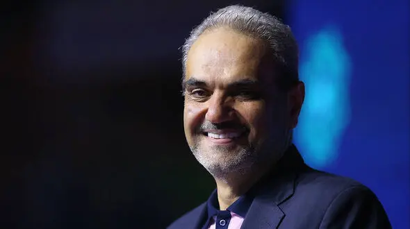 دفاع سرسختانه «جواد خیابانی» از زبان فارسی با یک اشتباه فاحش/ خودش چرا گُل به خودی زد؟!!