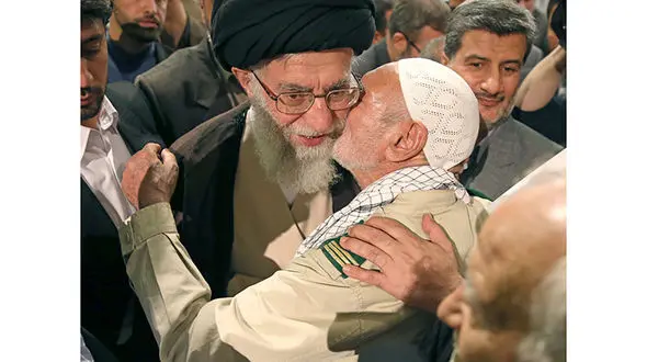 تصاویر عاطفی رهبر انقلاب در دیدار با خانواده های شهدا