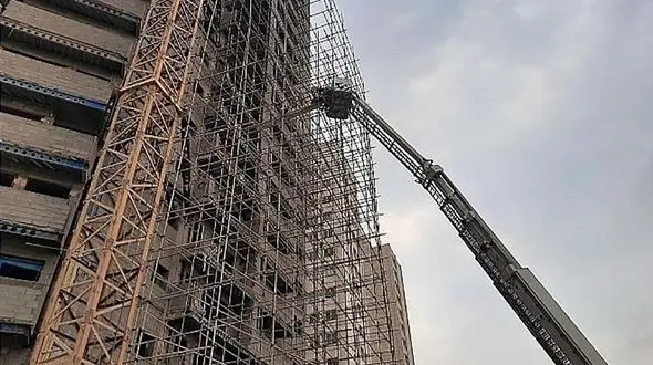 نجات کارگر جوان از یک قدمی مرگ / او در آستانه سقوط از ساختمان به زندگی بازگشت + تصاویر