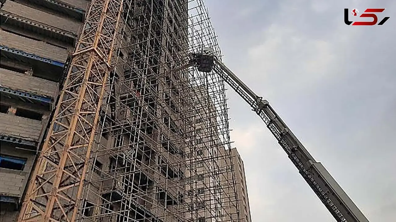 نجات کارگر جوان از یک قدمی مرگ / او در آستانه سقوط از ساختمان به زندگی بازگشت + تصاویر