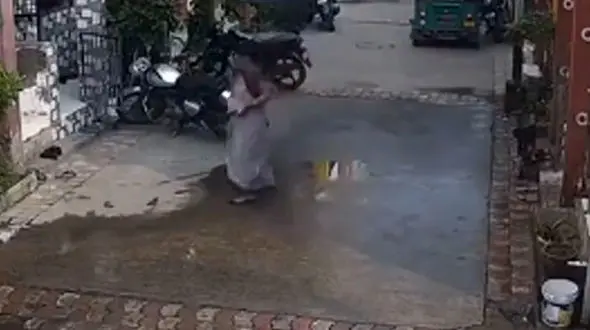 از سقوط دبه بر سر زن جوان تا بی احتیاطی شهروند در خیابان