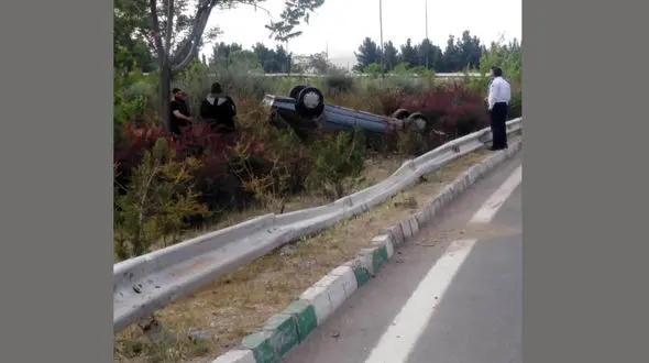 واژگونی پژو در اتوبان بابایی / در برخورد با گاردیل رخ داد+ عکس 