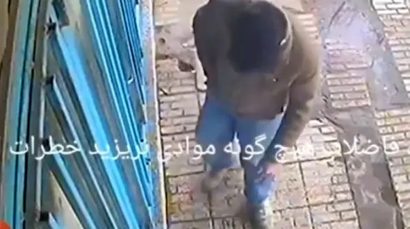 فیلم لحظه مرگ مرد سیگاری در انفجار پیاده رو ! / هشدار به سیگاری ها !