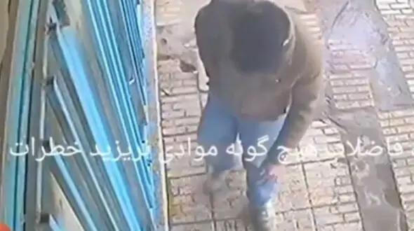 فیلم لحظه مرگ مرد سیگاری در انفجار پیاده رو ! / هشدار به سیگاری ها !