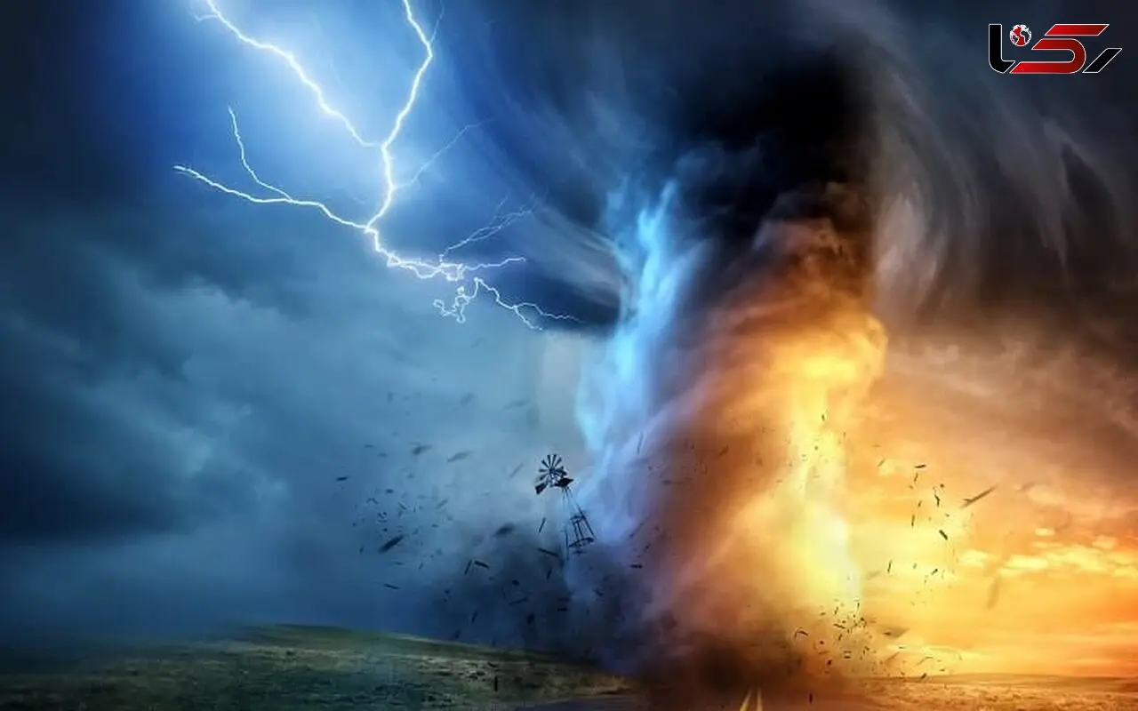 ببینید / لحظاتی رعب آور از گرفتار شدن کشتی غول پیکر در اقیانوس
