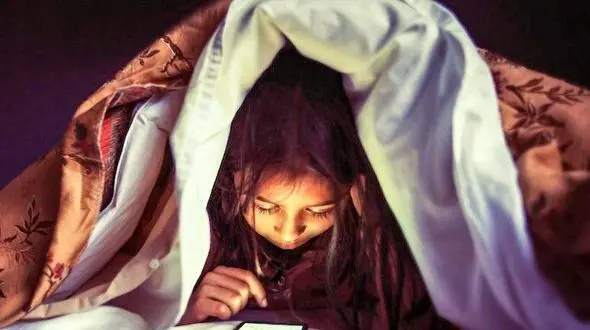 نور گوشی همراه در شب باعث سرطان چشم می شود!