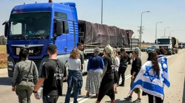 اعتراض زن اسرائیلی به کمک‌رسانی به فلسطینی‌ها در حضور نوزاد