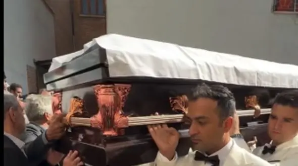 فیلم  ورود پیکر ناصر تقوایی در میان تشویق بازیگران / از سفیدپوشی پانته آ پناهی تا  گریه های شهاب حسینی / از چهره تکیده آزیتا حاجیان تا حامد بهداد و ... + عکس حضور بازیگران