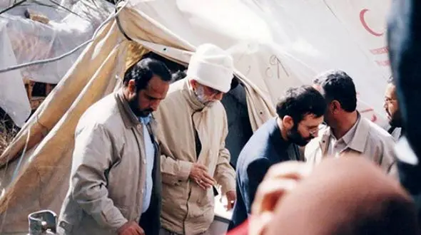 فیلم  رهبر معظم انقلاب با لباس مبدل بین  چادرهای زلزله‌زدگان بم ! / 21 سال در چنین روزهایی !