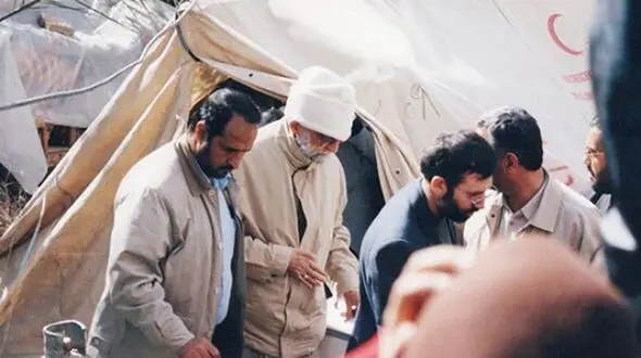فیلم  رهبر معظم انقلاب با لباس مبدل بین  چادرهای زلزله‌زدگان بم ! / 21 سال در چنین روزهایی !