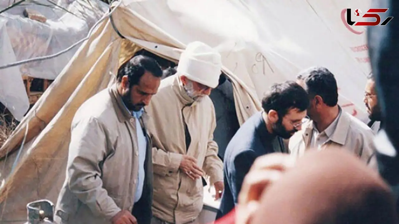 فیلم  رهبر معظم انقلاب با لباس مبدل بین  چادرهای زلزله‌زدگان بم ! / 21 سال در چنین روزهایی !