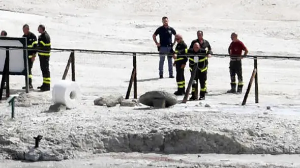 3 عضو خانواده در آتش فشان پرگدازه سقوط کردند + عکس