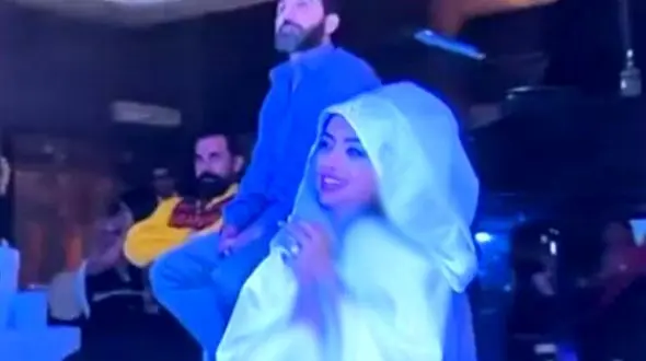 فیلم/ یادی کنیم از مراسم جشن عروسی مجلل نفیسه روشن با هنرنمایی آقای داماد برای عروس خانوم/ زندگی که زیاد دوام نیاورد../ تالاری اروپایی و با تشریفات و...!