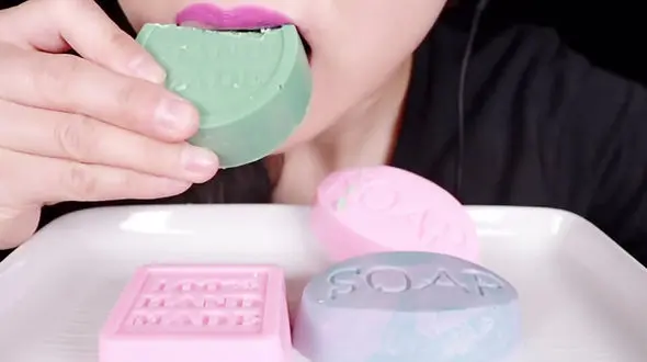 این زن صابون می خورد+ عکس عجیب ترین زن جهان 