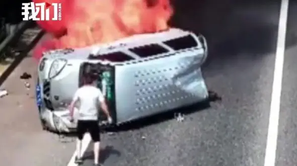 فیلم لحظه زنده زنده سوختن 3 سرنشین در ون / راننده اقدام عجیبی کرد / چین
