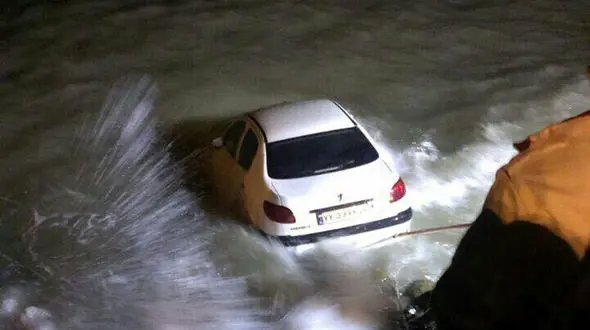 سقوط پژو 206 و سرنشینانش به دریا به خاطر رانندگی یک کودک + عکس