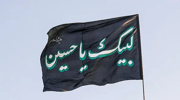 بانویی که علمدار هیأت زنانه‌ای در مشهد است