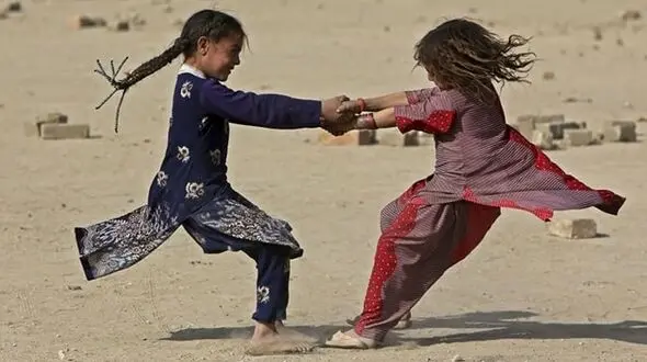 کودکان در معرض اجبار به کودک همسری با 123 تماس بگیرند/ بحران اقتصادی بلای جان کودکان