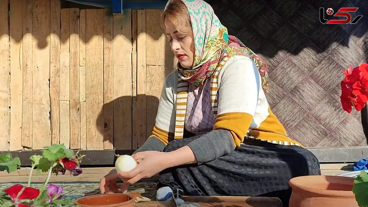 فیلم/ تهیه تماشایی کباب کوبیده مرغ به سبک یک بانوی روستایی با سلیقه گیلانی 