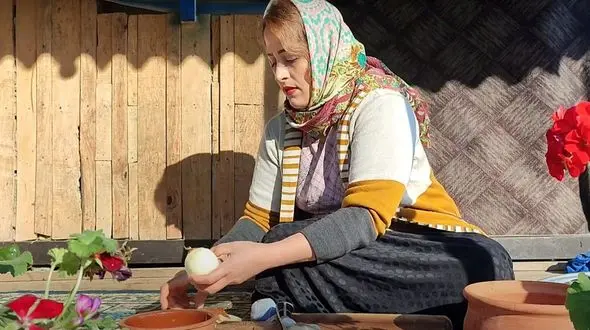 فیلم/ تهیه تماشایی کباب کوبیده مرغ به سبک یک بانوی روستایی با سلیقه گیلانی 