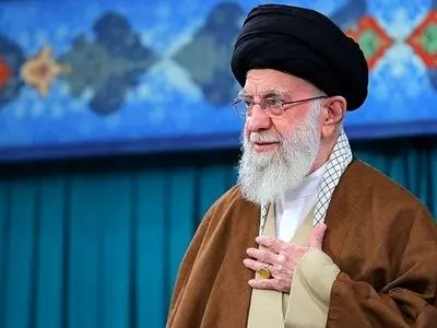 فیلم / رهبری انقلاب: من در کلاس اول ابتدایی چشمانم ضعیف بود و تخته سیاه و چهره معلم رو نمی‌دیدم  ...