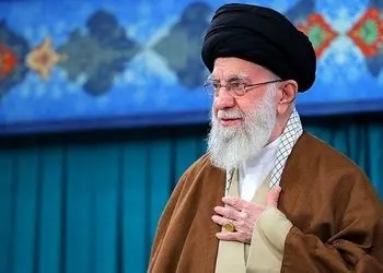 فیلم / رهبری انقلاب: من در کلاس اول ابتدایی چشمانم ضعیف بود و تخته سیاه و چهره معلم رو نمی‌دیدم  ...