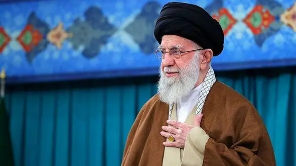 فیلم / رهبری انقلاب: من در کلاس اول ابتدایی چشمانم ضعیف بود و تخته سیاه و چهره معلم رو نمی‌دیدم 