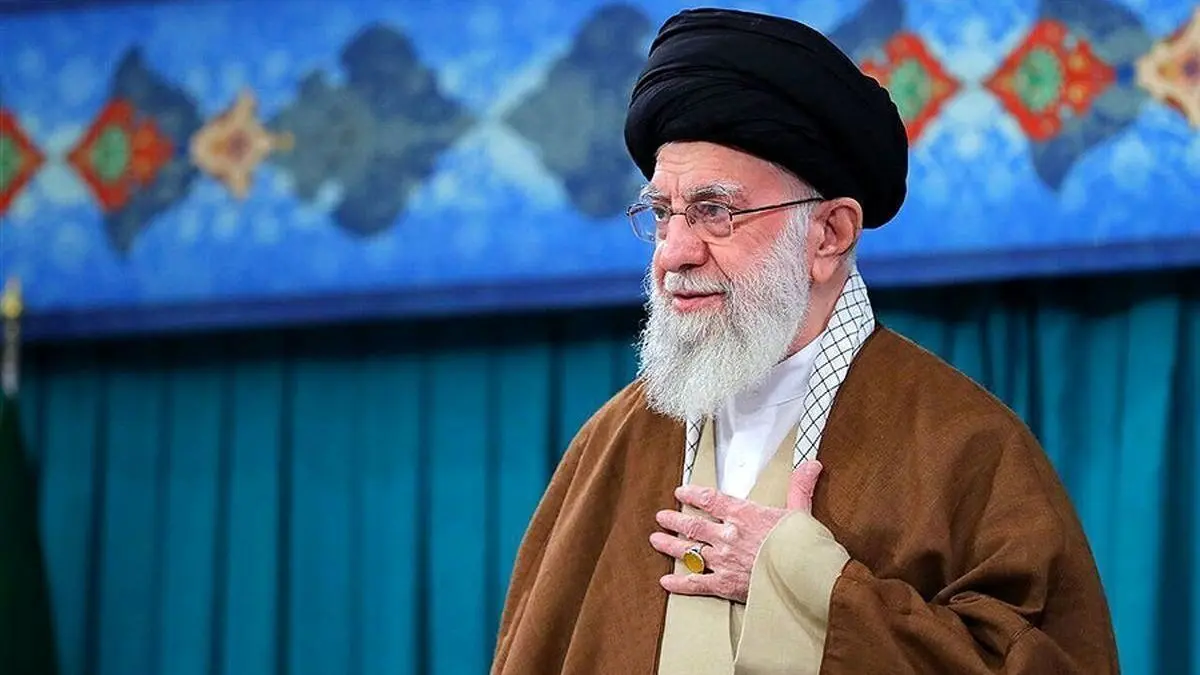 رهبری انقلاب: من در کلاس اول ابتدایی چشمانم ضعیف بود و تخته سیاه و چهره معلم رو نمی‌دیدم ...