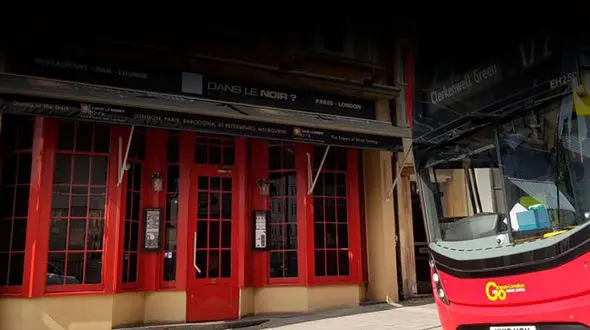 غذا خوردن در تاریکی مطلق