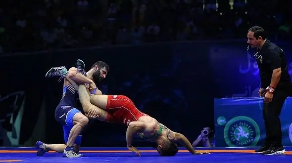 حواشی رقابت‌های انتخابی تیم ملی کشتی| حضور دبیر و تشویق پدر قهرمان المپیک/ هرج و مرج و بی‌نظمی در اوج