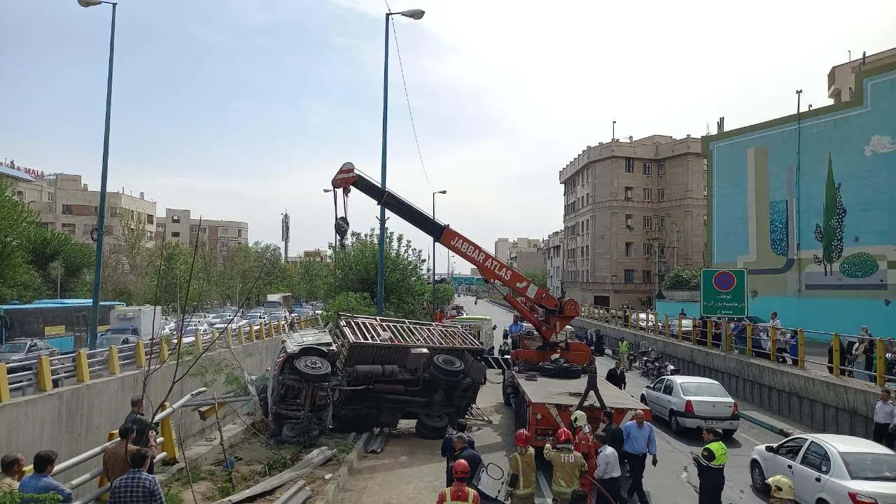برخورد کامیون کپسول‌های گاز با نرده های بزرگراه امام علی(ع) / راننده جانش را از دست داد