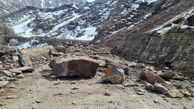 یک در ریزش صخره در کرمان / جسد بی جان از آوار بیرون کشیده شد