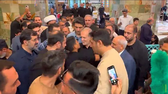 فیلم  دیدار چهره به چهره پزشکیان با مردم در حرم حضرت معصومه(س) بدون سخت گیری محافظان / بوسه پسر نوجوان بر  رئیس جمهور !