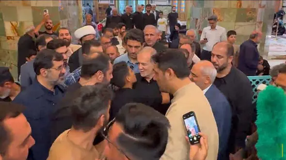 فیلم  دیدار چهره به چهره پزشکیان با مردم در حرم حضرت معصومه(س) بدون سخت گیری محافظان / بوسه پسر نوجوان بر  رئیس جمهور !