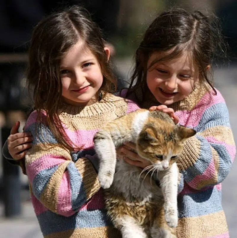 سارا و نیکا  با گربه