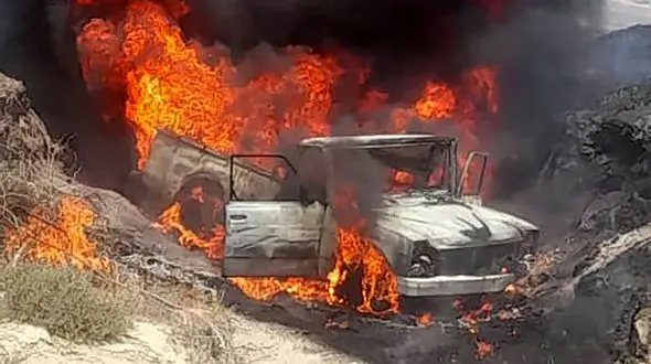 جزغاله شدن راننده نیسان در میناب / نیسان آبی محمول قاچاق سوخت داشت