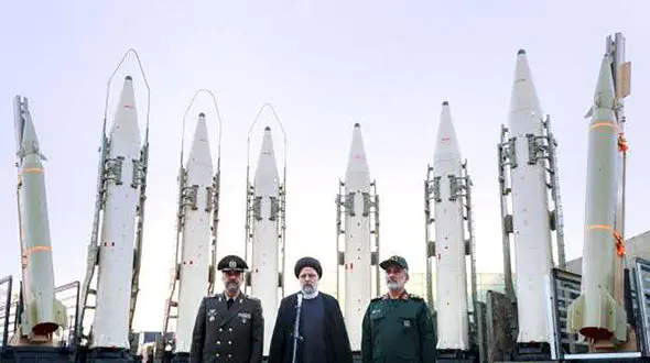 الحاق موشک‌های «خرمشهر» و «حاج قاسم» به نیروهای مسلح/ رونمایی از پهپاد مهاجر ۱۰