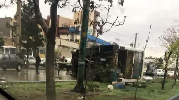 واژگونی خونین مینی بوس در جاده تبریز / 10 زن و مرد راهی بیمارستان شدند