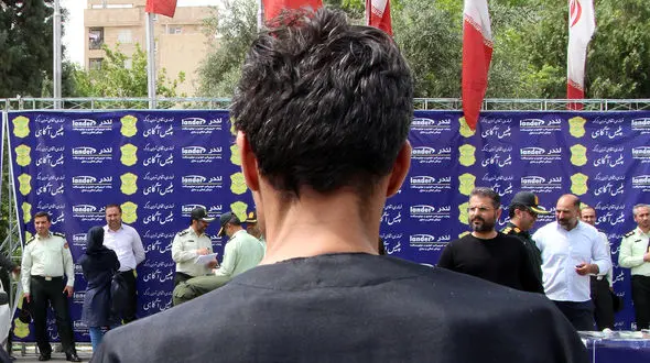 فیلم گفتگو با قاتل رفیق کش / قاتل موطلایی جنایت را انکار می کرد