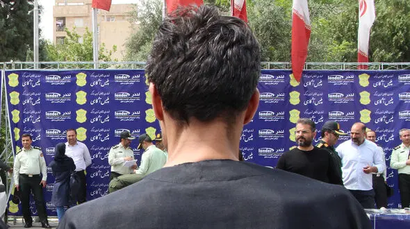 فیلم گفتگو با قاتل رفیق کش / قاتل موطلایی جنایت را انکار می کرد