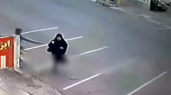 فیلم لحظه زورگیری از زن چادری در اسلامشهر  /  دنده های زن جوان شکست