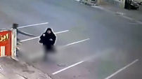 فیلم لحظه سرقت وحشیانه از زن چادری در اسلامشهر !  / دزدان می دانستند فیلم شان منتشر شده و بازداشت می شوند !