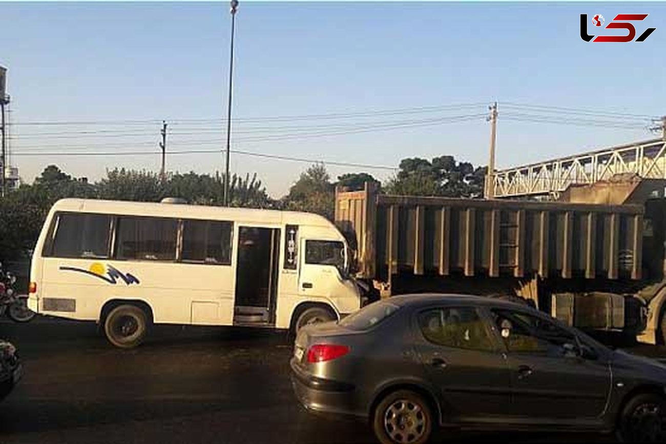 تصادف شدید مینی بوس و کامیون در بزرگراه آزادگان تهران +عکس