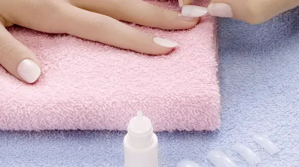 فوت وفن پاک کردن چسب قطره ای از روی ناخن