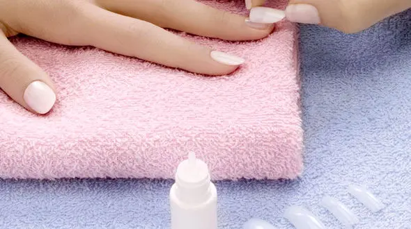 فوت وفن پاک کردن چسب قطره ای از روی ناخن